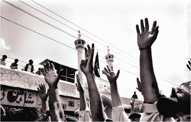 الطائفية: ارتباط المقدس السياسي والمقدس الديني.