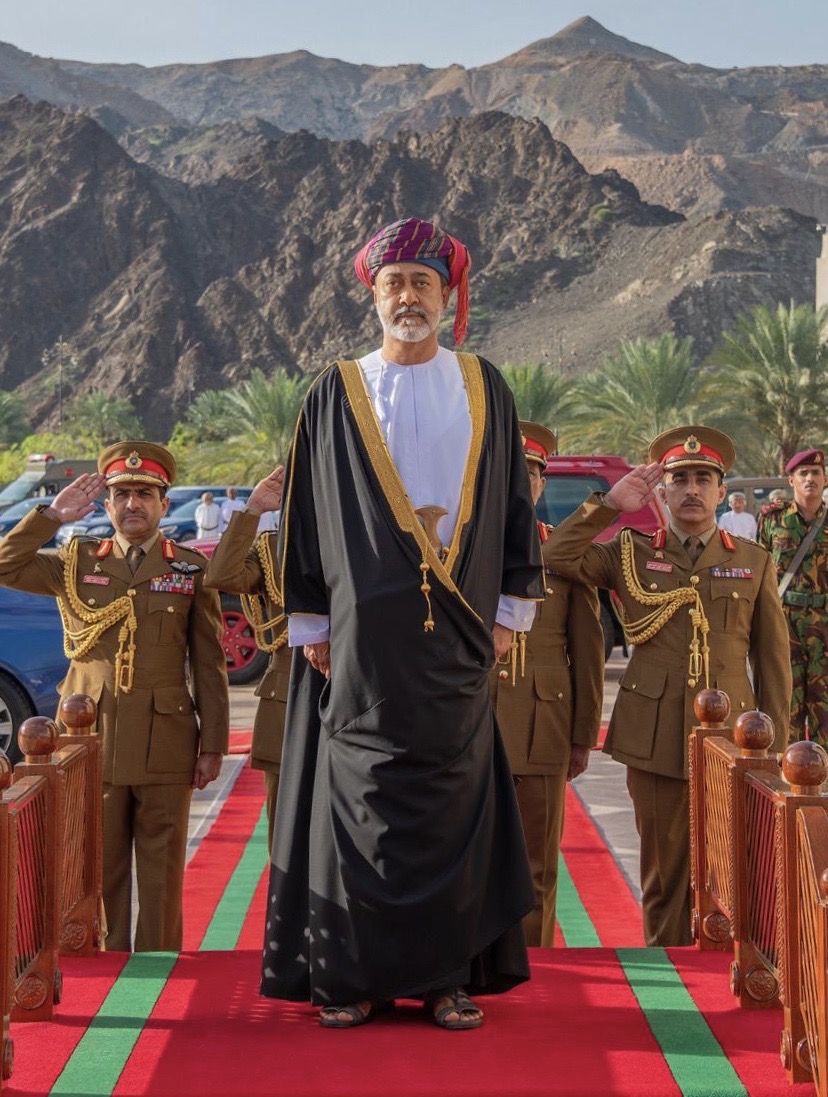 المادة السادسة من النظام الأساسي: سلسلة صور تترجم أن عمان دولة راسخة وشعب قوي