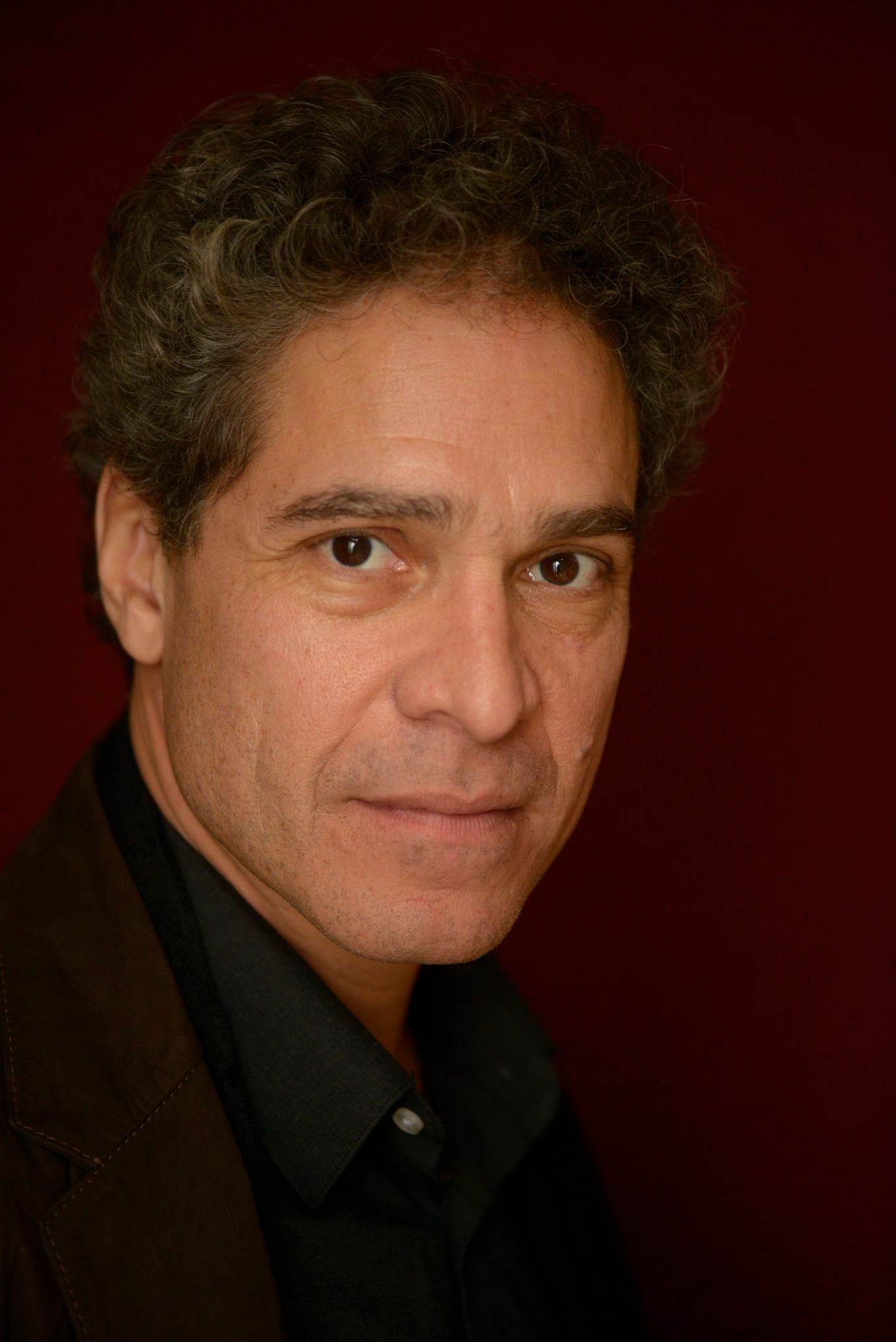 الروائي الطائر حوار مع الغواتيمالي رودريغو روسا