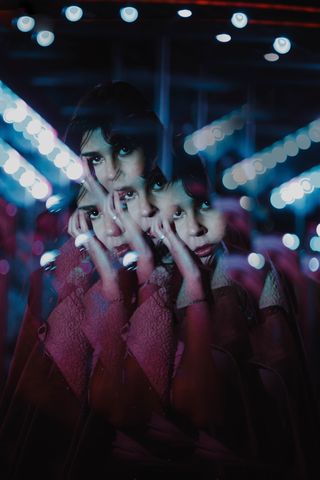 لماذا يصبح الارتباط العاطفي صعباً بالنسبة للابنة “غير المحبوبة” في طفولتها؟