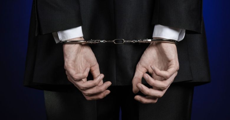 الشركات بالأقنعة والقمصان المخططة!