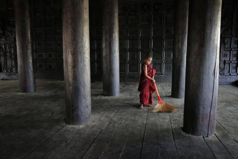 زُخْرُفَ القَوْل