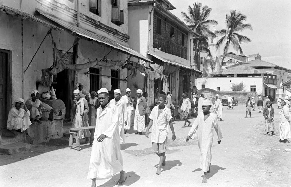 السيدة معتوقة بنت حمود بن محمد البوسعيدية، وستة سلاطين (ت: 1359هـ/ 1940م).