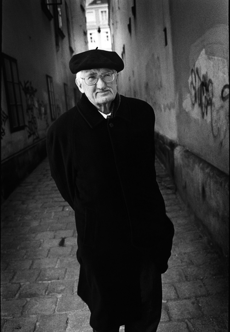 ين الأنظمة والتواصل: مناظرات نيكولاس لومان ويورغن هابرماس