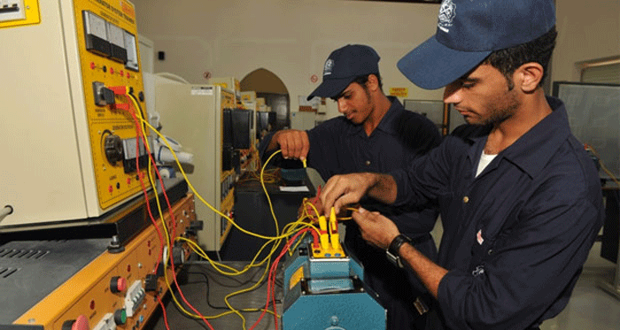 عُوّانةٌ.. وتَسَّاقطُ للغرباء