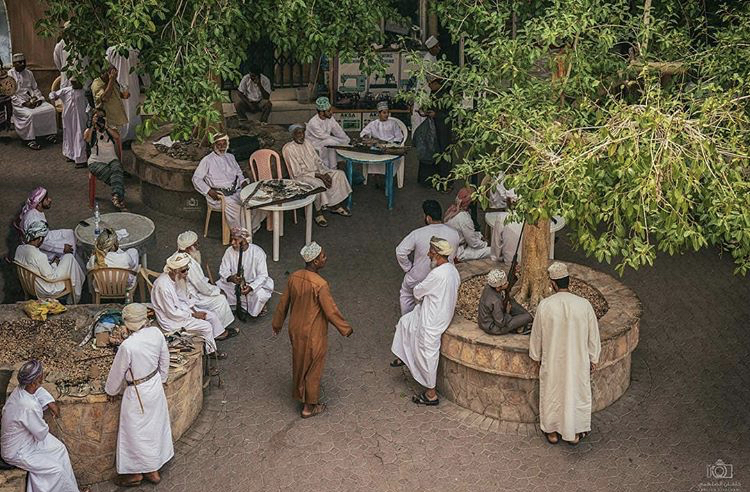 عن تحديات الفئة الوسطى في عُمان:  ”إذا سَلِمتْ ناقتي…”[1]